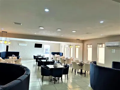 Una televisión o centro de entretenimiento en KAVIA MEOQUI HOTEL & SUITES