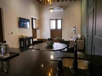 Una televisión o centro de entretenimiento en Hotel El Farol