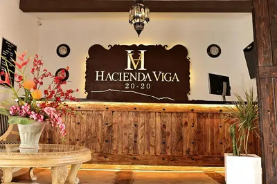 Una televisión o centro de entretenimiento en Hacienda Viga 2020 Hotel