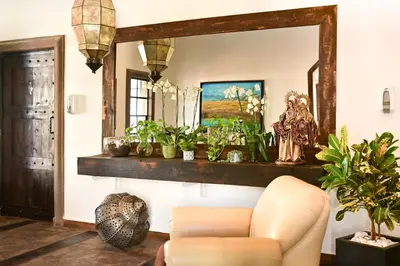 Una televisión o centro de entretenimiento en Hacienda Viga 2020 Hotel