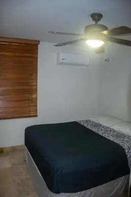 Cama o camas de una habitación en Departamento comodo, a media cuadra de la playa.