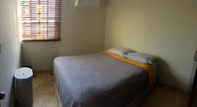 Cama o camas de una habitación en Departamento comodo, a media cuadra de la playa.