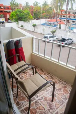 Un balcón o terraza de Departamento comodo, a media cuadra de la playa.