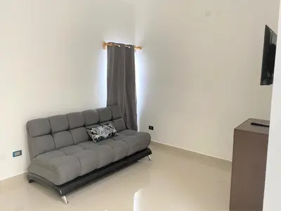 Una televisión o centro de entretenimiento en Casa nueva recien equipada y completa.