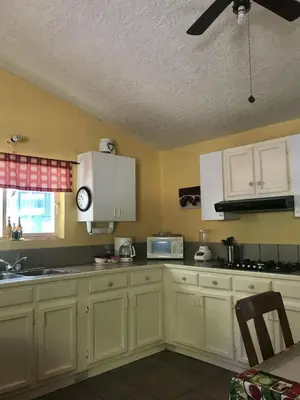 Una cocina o zona de cocina en Coco Cabanas Loreto