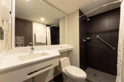 Un baño de Comfort Inn Delicias