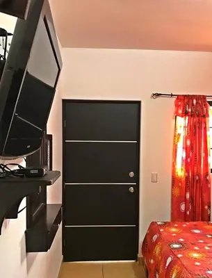Una televisión o centro de entretenimiento en Hotel Los Valles