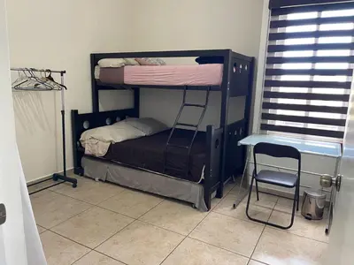 Cama o camas de una habitación en Departamento para familias
