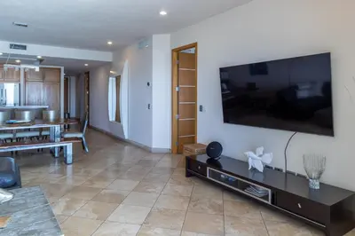 Una televisión o centro de entretenimiento en Playa Blanca Condo - 9th Floor Ocean Views!