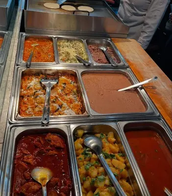Comida en o cerca de este hotel