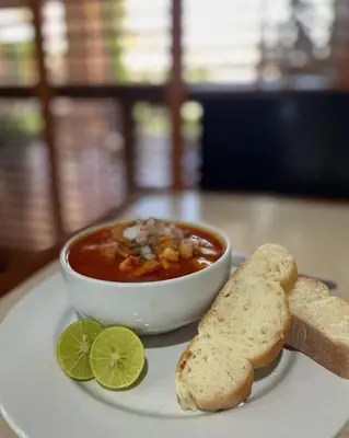 Comida en o cerca de este hotel