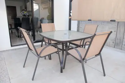 Plano de CASA FAMILIAR PARA 8 PERSONAS EN RESIDENCIAL SEGURO