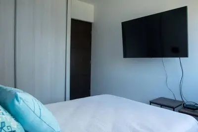 Una televisión o centro de entretenimiento en Departamento familiar en Mazatlán