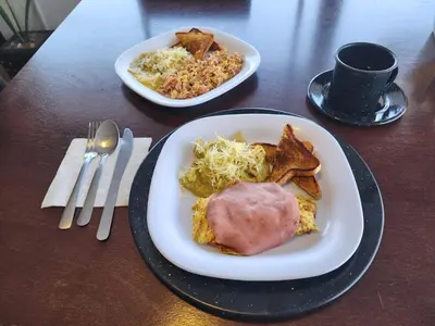 Comida en o cerca de este hotel
