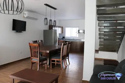 Una televisión o centro de entretenimiento en Departamento Turquesa 2 Joyas del Mar