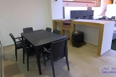 Una televisión o centro de entretenimiento en Departamento Topacio 2 Joyas del mar San Carlos