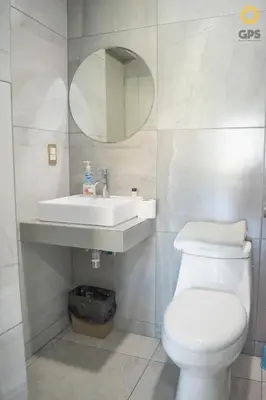 Un baño de Depa con hermosa vista desde terraza by G P S rentas