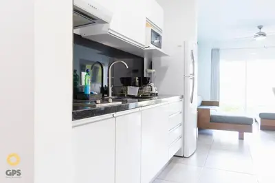 Una cocina o zona de cocina en Depa con hermosa vista desde terraza by G P S rentas