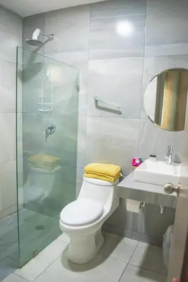 Un baño de bonita habitación hotelera con balcón by G P S rentas