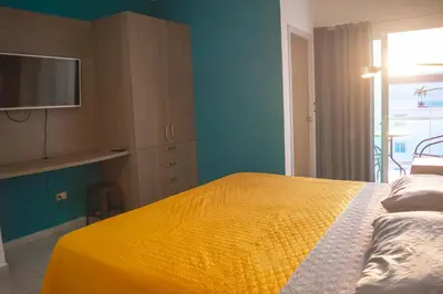 Cama o camas de una habitación en bonita habitación hotelera con balcón by G P S rentas