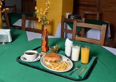 Comida en o cerca de este hotel