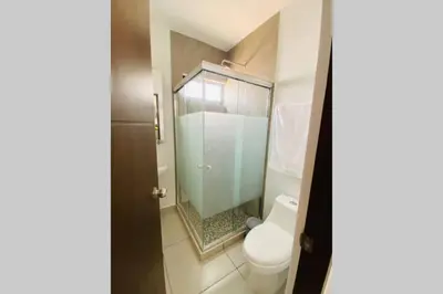 Un baño de Modern Decor Apartment near ocean