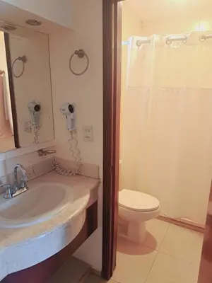 Un baño de Hotel Confort Plaza