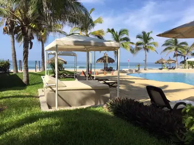 Piscina en o cerca de FRENTE AL MAR A PIE DE PLAYA CON ALBERCA yJACUZZY