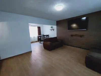 Una televisión o centro de entretenimiento en 2-bedroom apartment centrally located, near us consulate