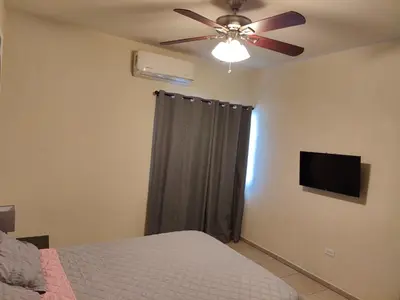 Una televisión o centro de entretenimiento en Departamento Y