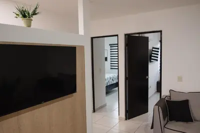 Una televisión o centro de entretenimiento en Amplio, hermoso, cómodo depa en Mazatlán
