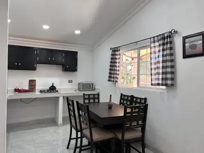 Una cocina o zona de cocina en Cabañas el Pino 2