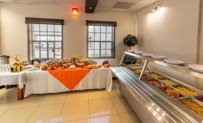 Comida en o cerca de este hotel