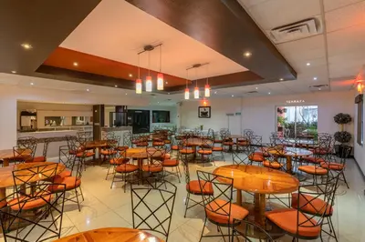 Un restaurante o sitio para comer en Hotel Sntenario
