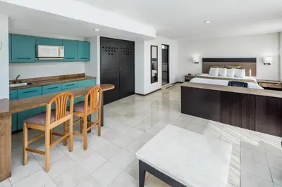 Una cocina o zona de cocina en Ramada Hola Culiacan