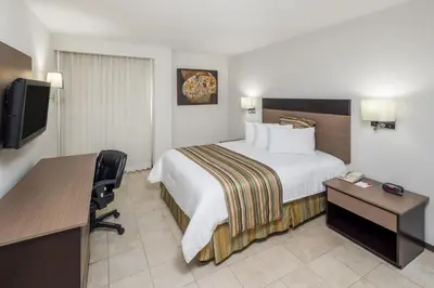 Cama o camas de una habitación en Ramada Hola Culiacan