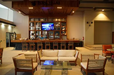 El salón o zona de bar de Royal Villas Resort
