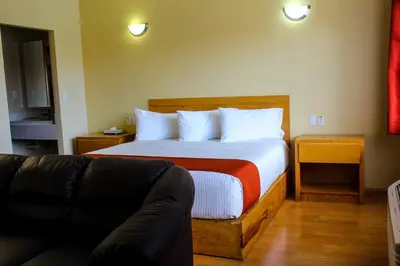Cama o camas de una habitación en La Huerta Inn & Suites