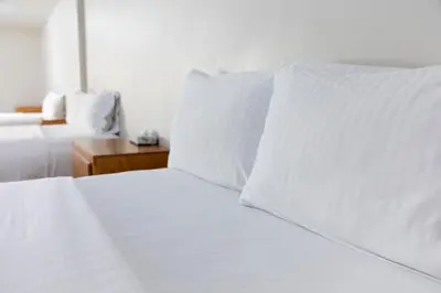 Cama o camas de una habitación en La Huerta Inn & Suites