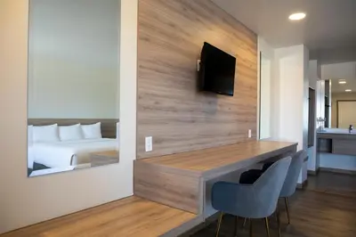 Una televisión o centro de entretenimiento en La Huerta Inn & Suites