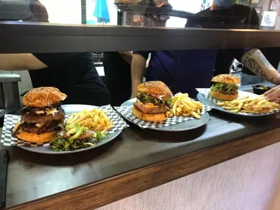Comida en o cerca de este hotel
