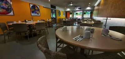 Un restaurante o sitio para comer en Hotel Azteca Inn