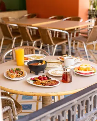Comida en o cerca de este hotel