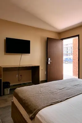 Una televisión o centro de entretenimiento en Hotel Dunas Near Consulate