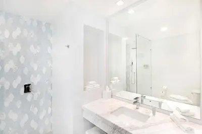 Un baño de Courtyard by Marriott Mazatlan Beach Resort
