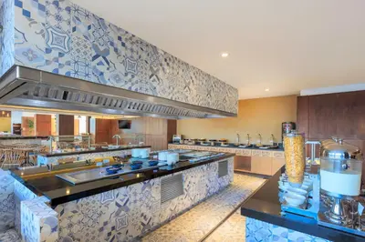 Una cocina o zona de cocina en Courtyard by Marriott Mazatlan Beach Resort