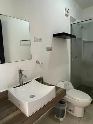 Un baño de Depto. totalmente nuevo y amueblado