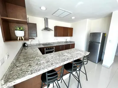 Una cocina o zona de cocina en Pacifika 7007 con vista panorámica a la marina
