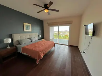 Cama o camas de una habitación en Pacifika 7007 con vista panorámica a la marina