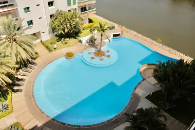 Piscina en o cerca de condominio con una bonita vista del puerto deportivo de G P S rentas